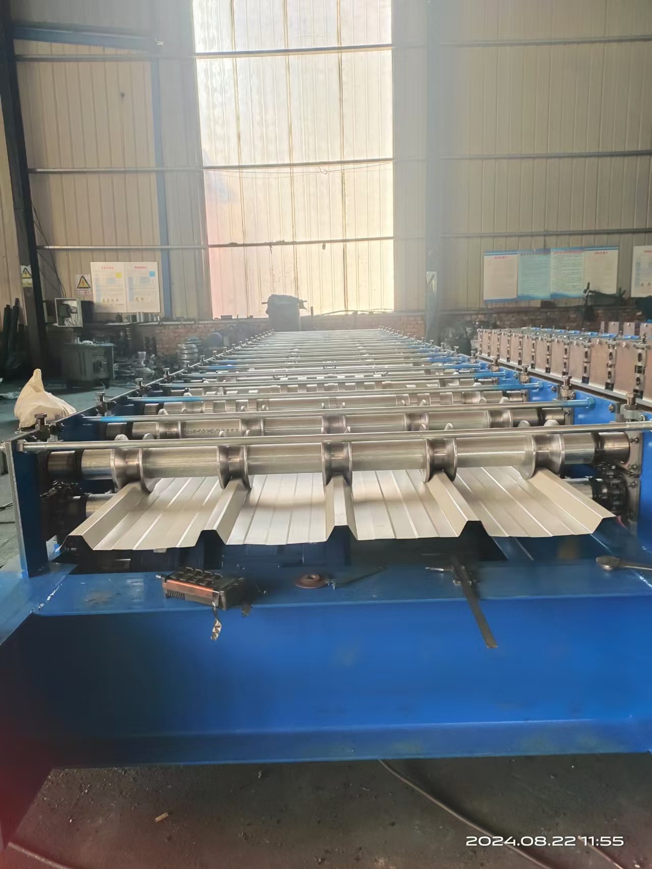 1000-type color steel tile press.